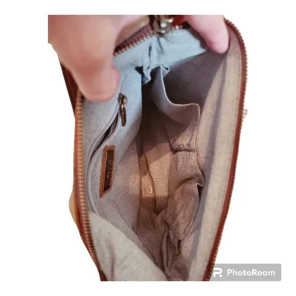Vintage ROOTS Leather Crossbody Bag - Picture 4 of 11